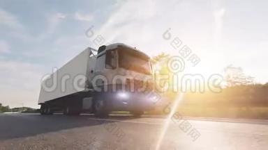 货车载着货车在高速公路上行驶